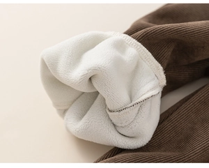 Détail du tissu en velours côtelé marron avec doublure polaire blanche épaisse