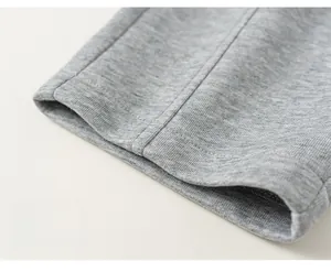 Détail des poignets en tricot de coton confortables sur un pantalon de sport gris