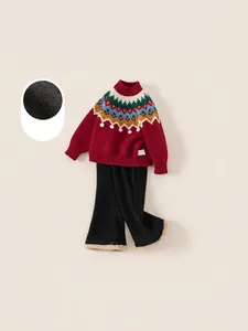 Ensemble deux pièces fille avec pull en tricot rouge et pantalon évasé en polaire
