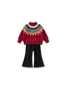 Ensemble festif tricoté pour enfants avec pull rouge à col jacquard et pantalon