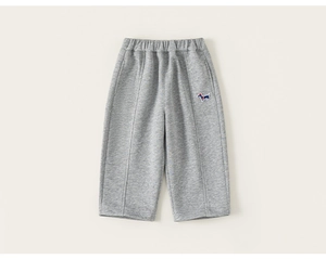 Vue détaillée du pantalon gris en coton pour enfants avec taille élastique et broderie