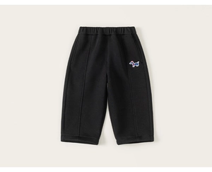 Détail du pantalon de jogging noir pour enfant avec écusson chien brodé et coutures droites