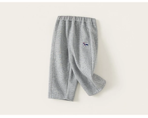 Détail du pantalon gris pour enfant avec taille élastique et écusson chien brodé