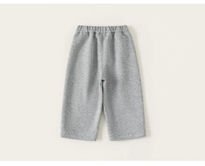 Détail d'un pantalon de jogging gris pour enfants avec taille élastique et tissu en coton doux