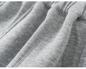 Détail du tissu jersey gris chiné avec taille élastique et double couture précise
