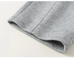 Détail du tissu en jersey gris chiné avec coutures doubles aiguilles de qualité