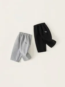 Pantalon de sport en tricot pour enfants gris et noir avec broderie de chiot colorée