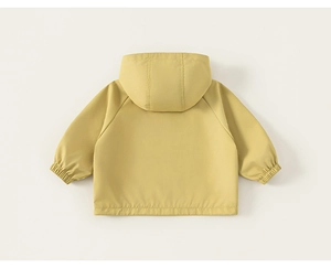 Vue arrière d'une veste à capuche coupe-vent jaune gingembre pour garçon avec poignets