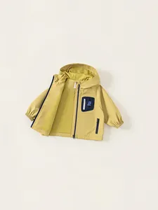 Coupe-vent enfant jaune moutarde à capuche avec poche poitrine contrastée bleu marine