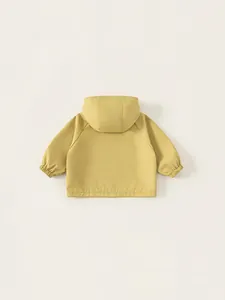 Coupe-vent à capuche pour enfants jaune moutarde avec poignets élastiques et manches raglan