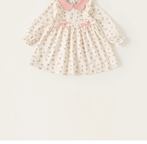 Dettaglio dell'abito floreale per bimba con colletto Peter Pan rosa e fiocchi