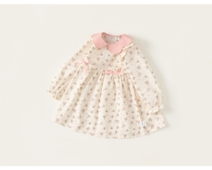 Dettaglio vestito neonata a fiori con colletto Peter Pan rosa e fiocchi di nastro