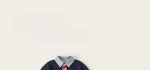 Détail d'un pull pour garçon style académie avec cravate et col à carreaux