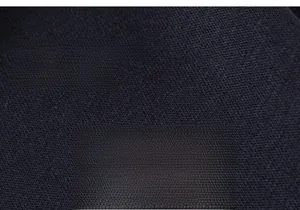 Détail du tissu en maille avec broderie d'ours et lettrage Stay Childlike