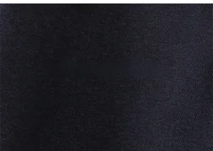 Gros plan sur la texture en coton tricoté noir du sweat-shirt de style académique