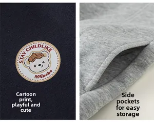 Détail du patch brodé d'ours sur tissu bleu et poches latérales du pantalon gris
