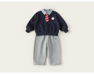 Détail du sweat-shirt garçon avec col à carreaux, cravate et jogging gris