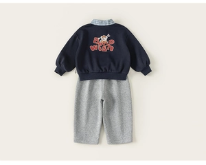 Détail de l'imprimé BOBO WISH et illustration d'ours sur sweat-shirt bleu marine