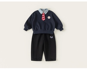 Détail du sweat style collège pour garçon avec col à carreaux et pantalon brodé chien