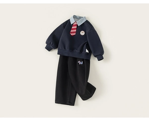Détail du sweat-shirt bleu marine style collège pour garçon avec cravate et broderie