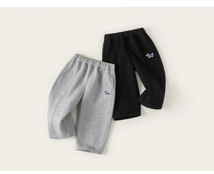 Détail du pantalon enfant en maille souple avec broderie chien arc-en-ciel et taille élastique