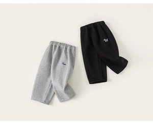 Détail du pantalon en tricot pour enfants avec broderie de teckel et taille élastique