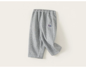 Détail du pantalon en maille grise pour garçons avec petite broderie de chien coloré