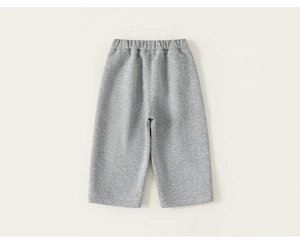 Vue détaillée du jogging en maille grise pour enfant avec taille élastique et tissu doux