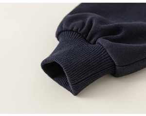 Détail des poignets côtelés et du tissu en maille de coton pour ensemble scolaire