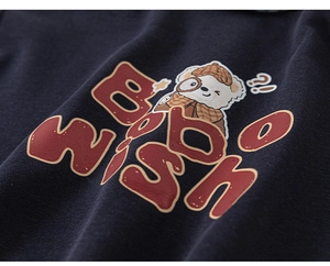 Gros plan détaillé du sweat-shirt bleu marine avec ours et imprimé BOBO WISH
