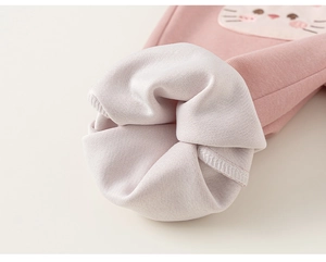 Λεπτομέρεια από ροζ παιδικό παντελόνι fleece με μαλακό ύφασμα και κέντημα με γάτα