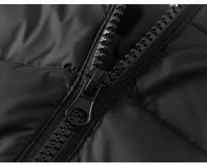 Détail d'une doudoune noire matelassée en tissu imperméable avec fermeture éclair robuste