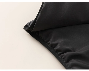 Gros plan détaillé des coutures et de la doublure en tissu noir d'une veste d'hiver enfant