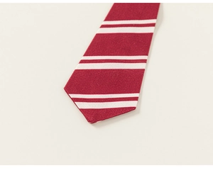 Détail de la cravate à rayures rouges et blanches avec tissage diagonal texturé