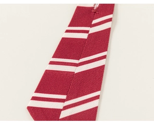 Vue détaillée de la cravate à rayures rouges et blanches avec texture sergé chic