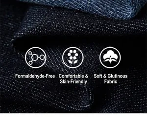 Dettaglio macro del tessuto denim scuro morbido senza formaldeide con trama in twill