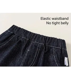 Dettaglio della vita elastica dei pantaloni di jeans blu scuro per bambini in denim