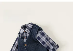 Vue détaillée d'une chemise à carreaux bleue avec gilet en denim foncé pour garçon