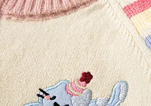 Detailopname van gestreept gebreid vest met zachte stof en schattig olifant borduursel