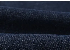 Détail de la texture du tissu en denim bleu foncé pour l'ensemble de vêtements enfant