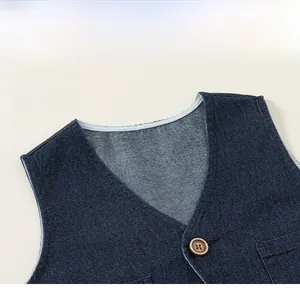 Gros plan détaillé d'un gilet en jean bleu foncé à col en V classique pour enfants