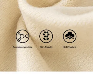 Detailopname van de zachte gebreide textuur voor kinderjasjes in premium crème stoffen