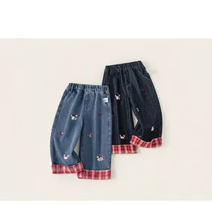 Dettaglio di pantaloni in denim per bambina con vita elastica e risvolti a quadri