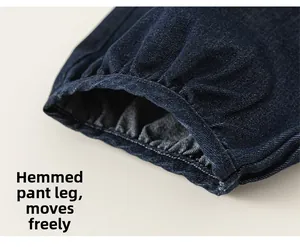 Gros plan détaillé sur les ourlets élastiques en denim avec coutures et tissu plissé