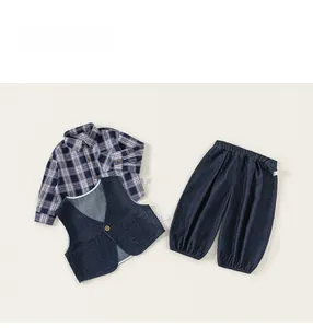 Détail de l'ensemble trois pièces pour enfants avec chemise à carreaux et gilet