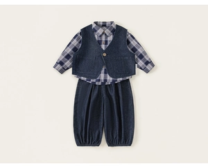 Tenue trois pièces pour garçon avec chemise à carreaux, gilet marine et pantalon jogging