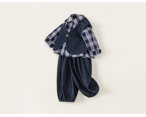Vue détaillée d'un ensemble 3 pièces pour enfant avec chemise à carreaux et gilet denim