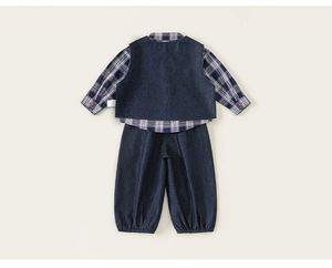 Vue arrière d'un ensemble 3 pièces enfant avec chemise à carreaux, gilet et pantalon