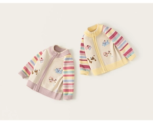 Detail van gestreepte kindergebreide vesten met schattig kattenborduurwerk en rits