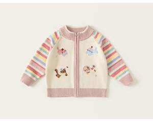 Detail van gebreid vest met kleurrijke gestreepte mouwen en schattige kattenborduursels